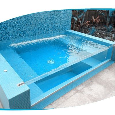 Facile d'installer une chute d'eau pour un rideau mini acrylique dans le paysage de la piscine