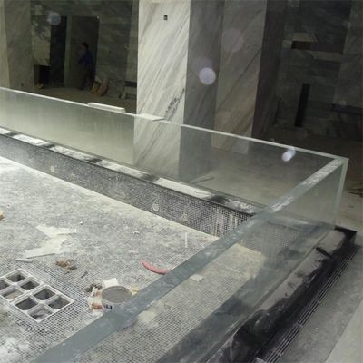 Formation à l'installation de fenêtres acryliques de taille personnalisée pour piscine sous-marine résidentielle