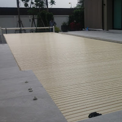 Moteurs à tension de sécurité de 12 V Protection UV automatique Couverture imperméable de piscine