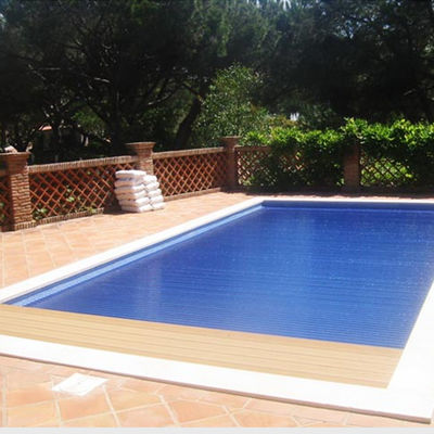 Moteurs à tension de sécurité de 12 V Protection UV automatique Couverture imperméable de piscine