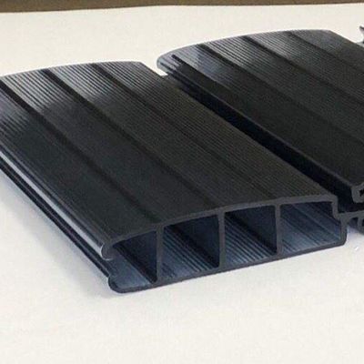 Couverture de piscine en polycarbonate noir Prolongez votre saison de baignade avec un design sur mesure