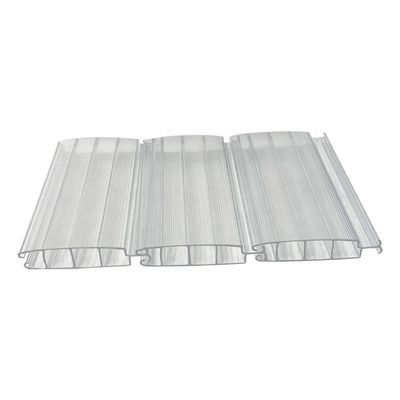 Couverture de piscine en polycarbonate noir Prolongez votre saison de baignade avec un design sur mesure