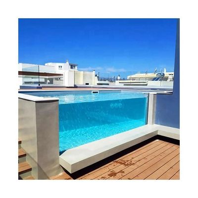 Villa dans un paradis avec des panneaux acryliques clairs et une piscine infinie