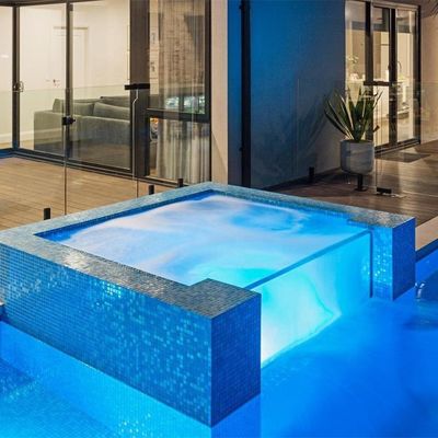 Haute transmission lumineuse 95% PMMA Matériaux arrière-cour Acrylique sur le sol Piscines