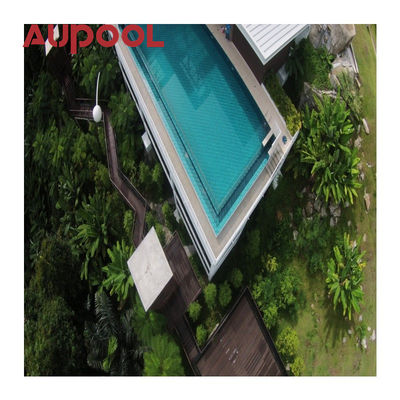 Une piscine en acrylique sur le sol améliore votre expérience de natation
