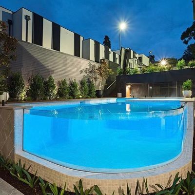 Villa privée jardin piscine en verre acrylique résistant aux intempéries piscine au sol