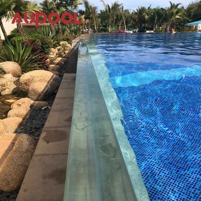 Piscine privée au-dessus du sol avec fenêtre transparente et feuille acrylique transparente