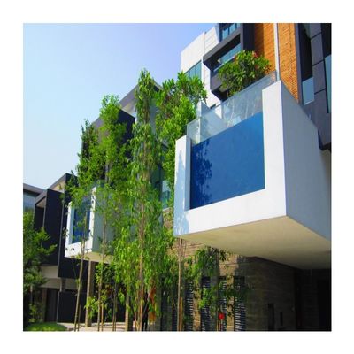 Facile d'installer une chute d'eau pour un rideau mini acrylique dans le paysage de la piscine