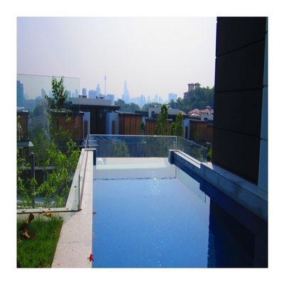 Facile d'installer une chute d'eau pour un rideau mini acrylique dans le paysage de la piscine