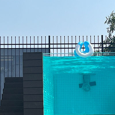 Une piscine préfabriquée de luxe avec un design moderne et un matériau acrylique lucite