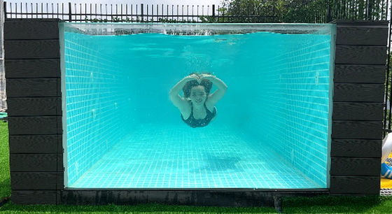 Une piscine préfabriquée de luxe avec un design moderne et un matériau acrylique lucite
