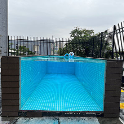 Piscine acrylique préfabriquée de couleur personnalisée à haute transmission lumineuse avec fenêtre transparente