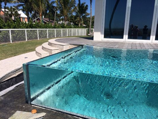 Des feuilles de piscine acrylique à haute transparence pour la conception de piscines sur mesure au sein d'AUPOOL