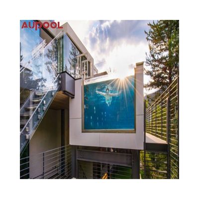 Une piscine pour villa en acrylique haut de gamme.