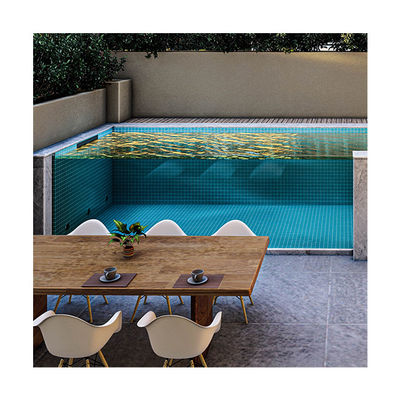 Piscine infinie en fibre de verre dans le jardin de l'hôtel avec conception en verre acrylique et taille extra grande