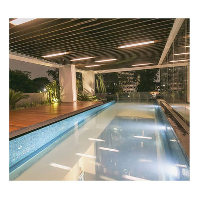 Piscine extérieure acrylique sur toit moderne personnalisée avec mur transparent à l'infini