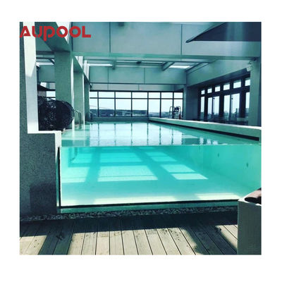 Piscine extérieure avec un kit de paroi et de draps en cascade acrylique transparente