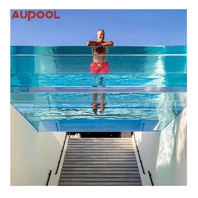 Une piscine conçue pour être située au-dessus du sol avec une fenêtre en acrylique transparent et un plastique de qualité supérieure