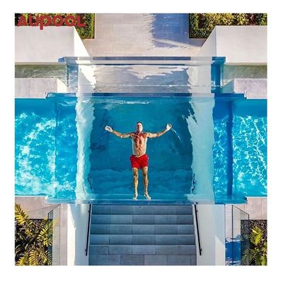Une piscine conçue pour être située au-dessus du sol avec une fenêtre en acrylique transparent et un plastique de qualité supérieure