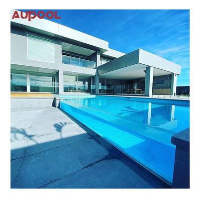 Une piscine conçue pour être située au-dessus du sol avec une fenêtre en acrylique transparent et un plastique de qualité supérieure