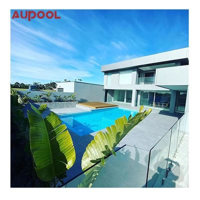 Une piscine conçue pour être située au-dessus du sol avec une fenêtre en acrylique transparent et un plastique de qualité supérieure