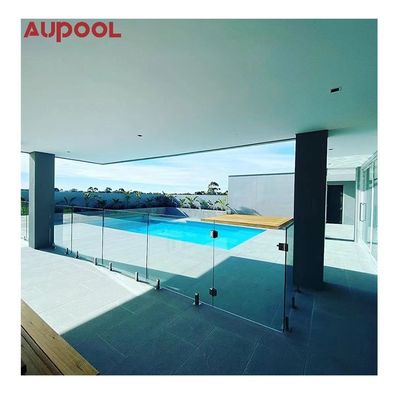 Une piscine conçue pour être située au-dessus du sol avec une fenêtre en acrylique transparent et un plastique de qualité supérieure