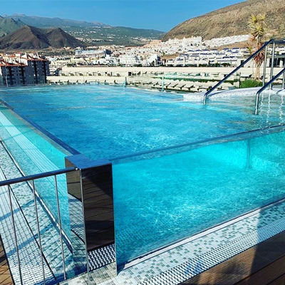 Piscine en acrylique avec une construction en verre au-dessus du sol et une épaisseur de 30 mm à 950 mm