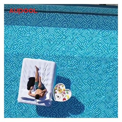Les accessoires de pompe à air comprennent une piscine en verre épais avec une transmission lumineuse élevée
