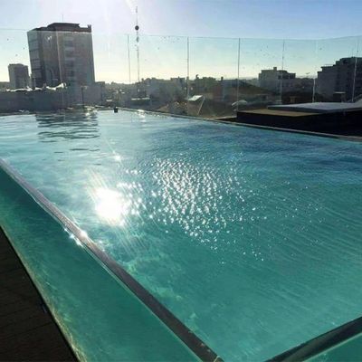 Piscine en acrylique avec haute transmission lumineuse 93%