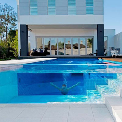 Piscine acrylique transparente avec une transmission lumineuse de 93% et panneau transparent