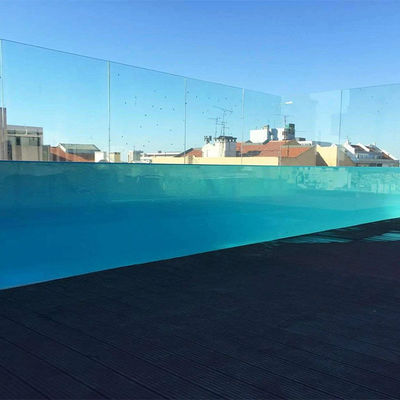 Piscine acrylique transparente avec une transmission lumineuse de 93% et panneau transparent