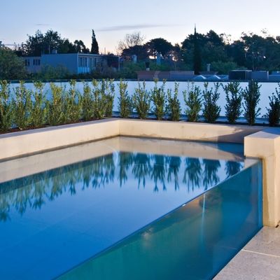 Piscine acrylique transparente avec une transmission lumineuse de 93% et panneau transparent
