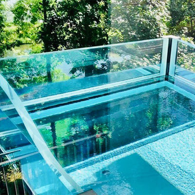 Piscine acrylique transparente avec une transmission lumineuse de 93% et panneau transparent